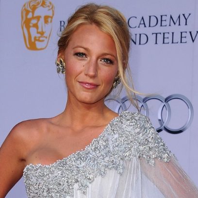 Blake Lively con maquillaje nude