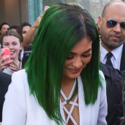 Kylie Jenner estrena melena verde