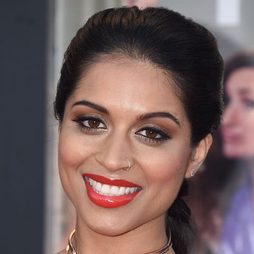 Lilly Singh, con los labios rojos glossy en 'Malas Madres'