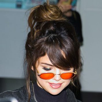 Selena Gomez llega a Tokio con un look a lo Lara Croft