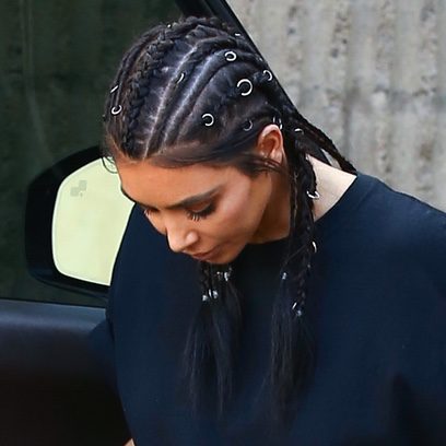 Kim Kardashian luce anillos en el cabello