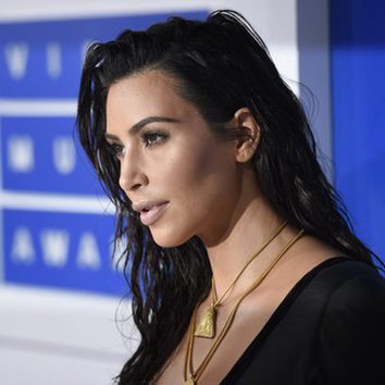 Kim Kardashian deslumbra con un look efecto mojado