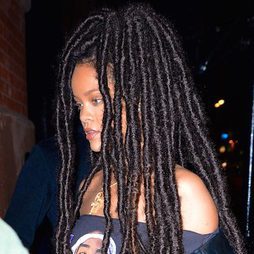 Rihanna estrena rastas en Nueva York