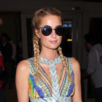 Paris Hilton opta por un look veraniego en pleno invierno