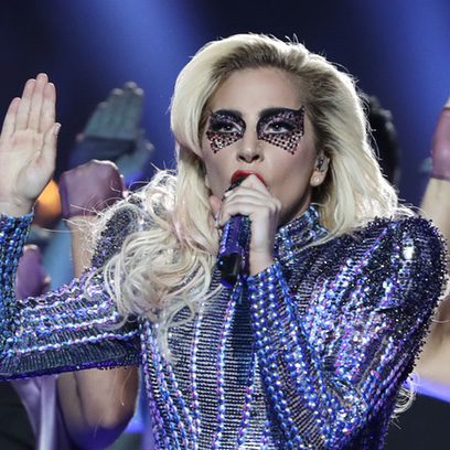 Lady Gaga decora su rostro con pedrería en la Super Bowl