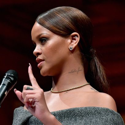 Rihanna opta por una coleta pulida