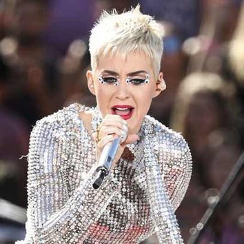 Katy Perry sigue la tendencia de los strass en los ojos
