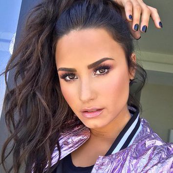 Demi Lovato elige las extensiones para una coleta alta