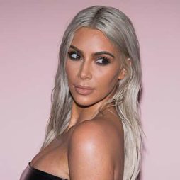 Kim Kardashian se tiñe de gris ceniza