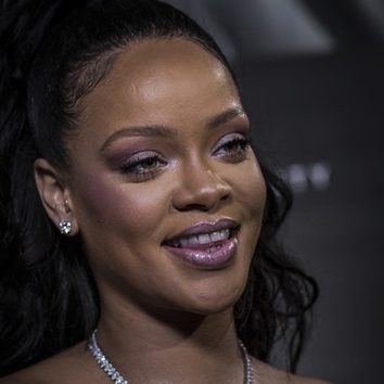 Rihanna y su beauty look con colores morados