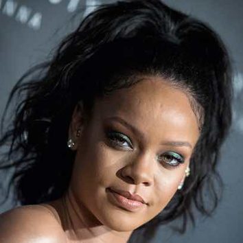 Rihanna se decanta por la coleta alta con rizada