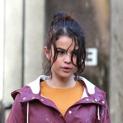 El wet hair forzado de Selena Gomez