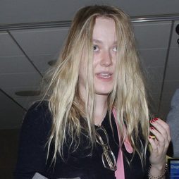 Dakota Fanning despeinada en el aeropuerto