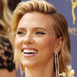 Scarlett Johansson, radiante en los Premios Emmy 2018