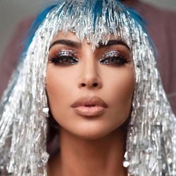El segundo beauty look de Kim Kardashian inspirando en su musa, Cher