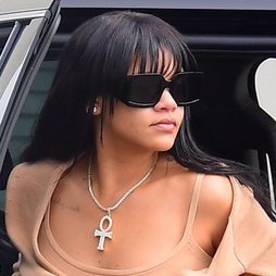 Rihanna vuelve a lucir flequillo por las calles de Nueva York