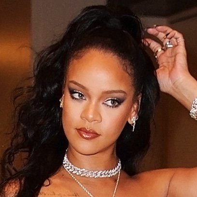 Rihanna luce un smokey eye de proporciones áureas
