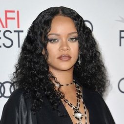 Rihanna: la reina de los beauty looks