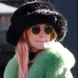 Ashlee Simpson y su pelo color rosa para la nieve