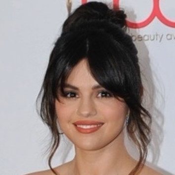 Selena Gomez deslumbra con un recogido especial
