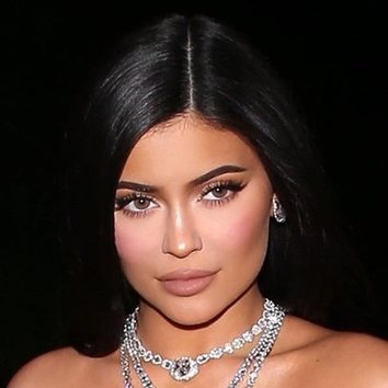 Kylie Jenner vuelve a enamorar con su beauty look