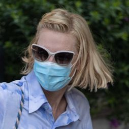 Cate Blanchett se presenta despeinada en Venecia