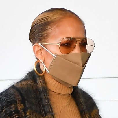Jennifer Lopez se pasa estirando su moño