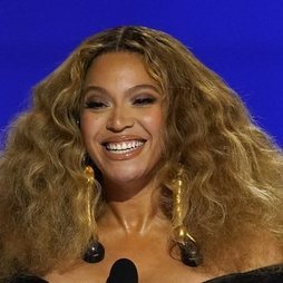 La melena frizz de Beyoncé para los Grammy 2021